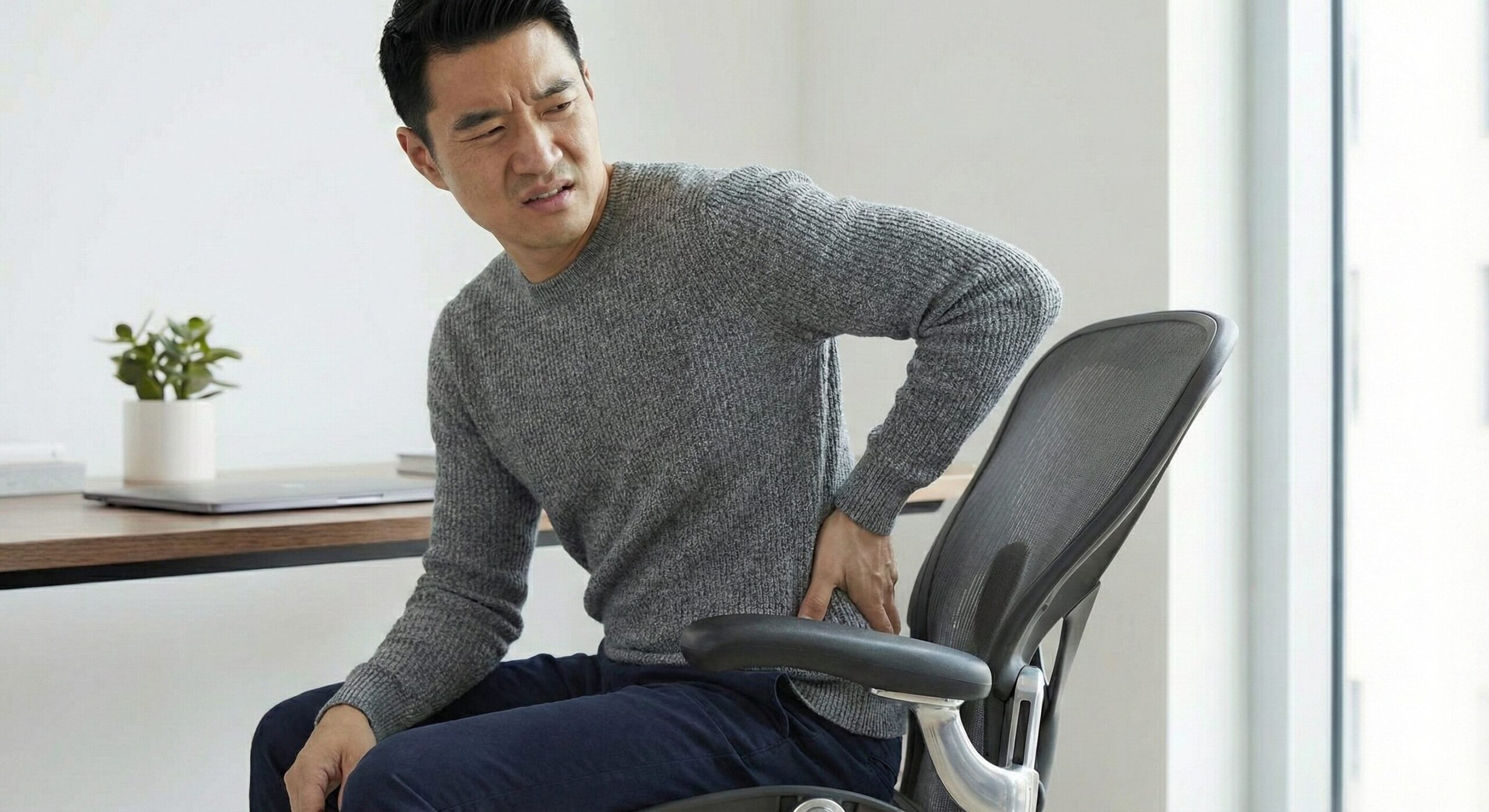 アーロンチェアで深くリクライニングした時の腰の角度