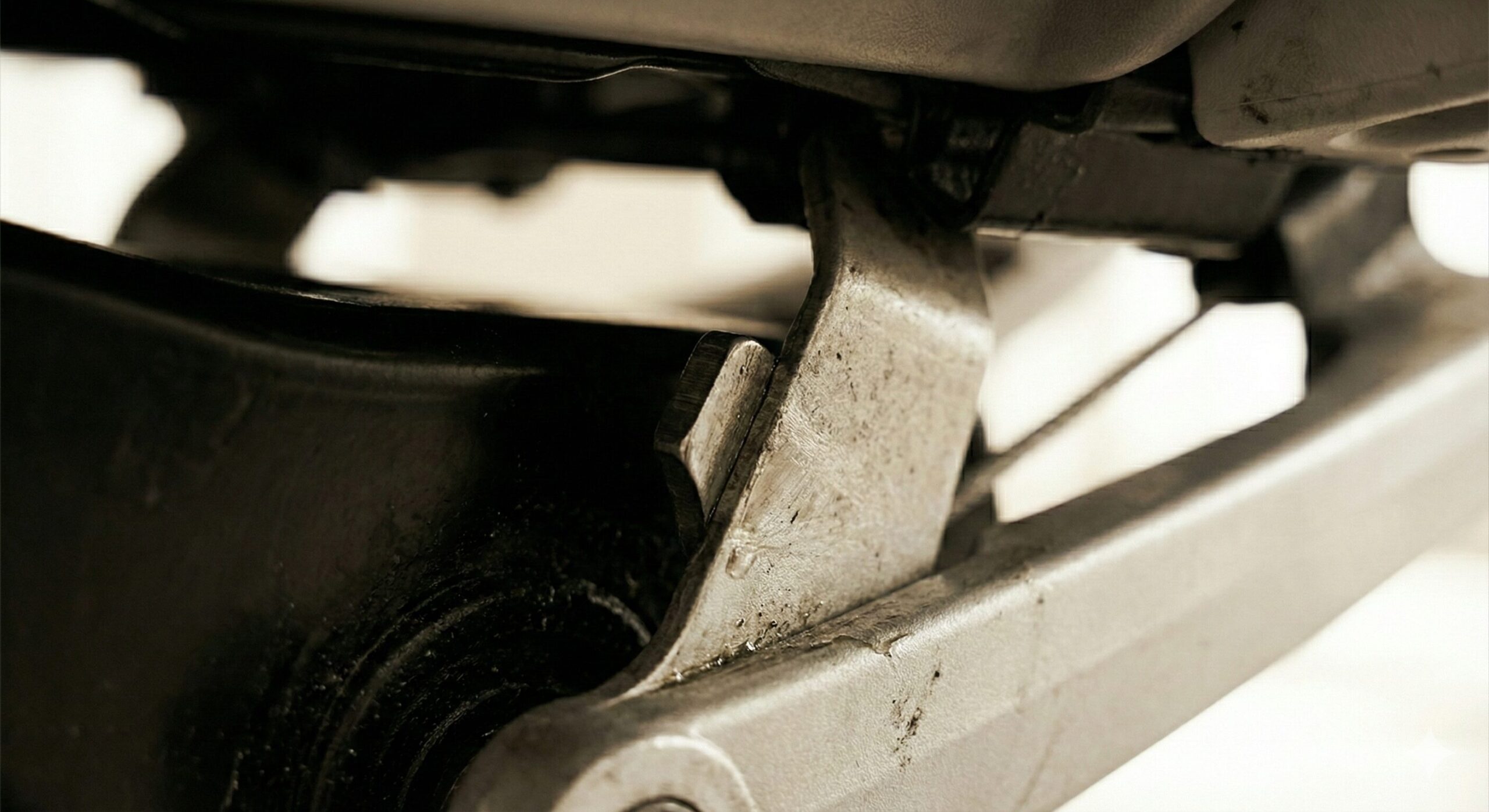 椅子の内部にある頑丈なストッパー部品のイメージ