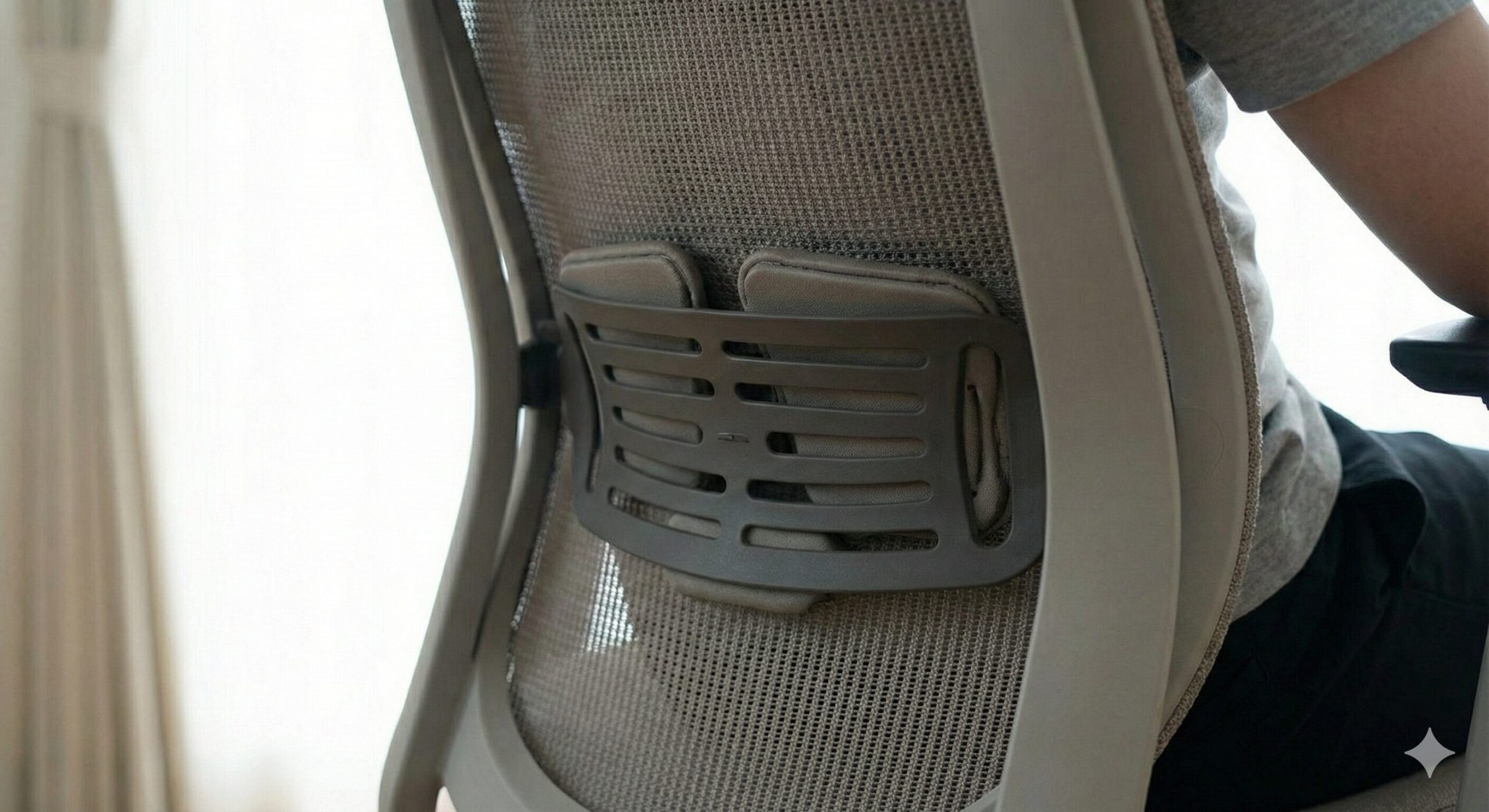 ハーマンミラー・アーロンチェアのポスチャーフィット部分のクローズアップ