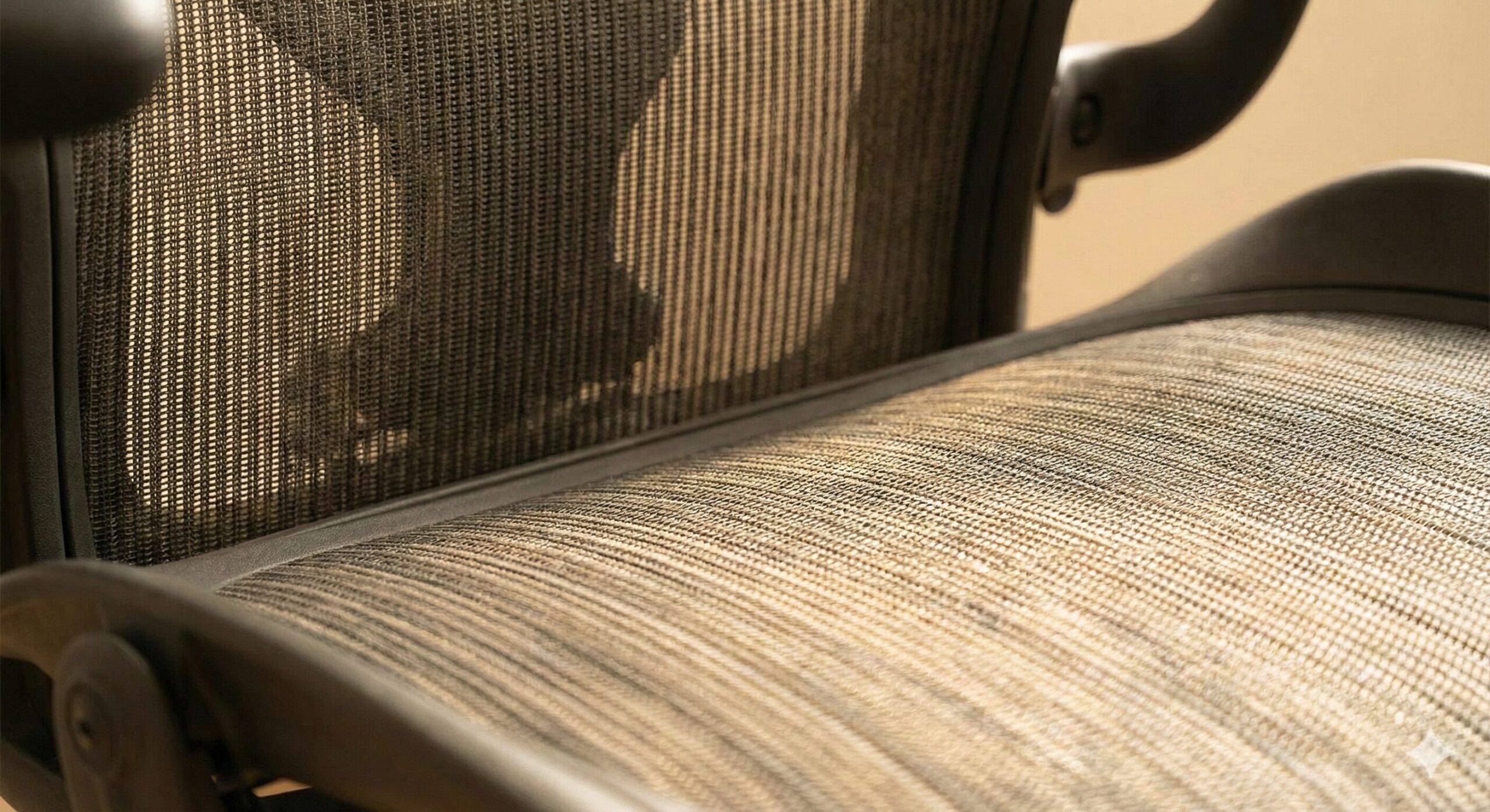 ハーマンミラー・アーロンチェアのメッシュ素材とデザイン