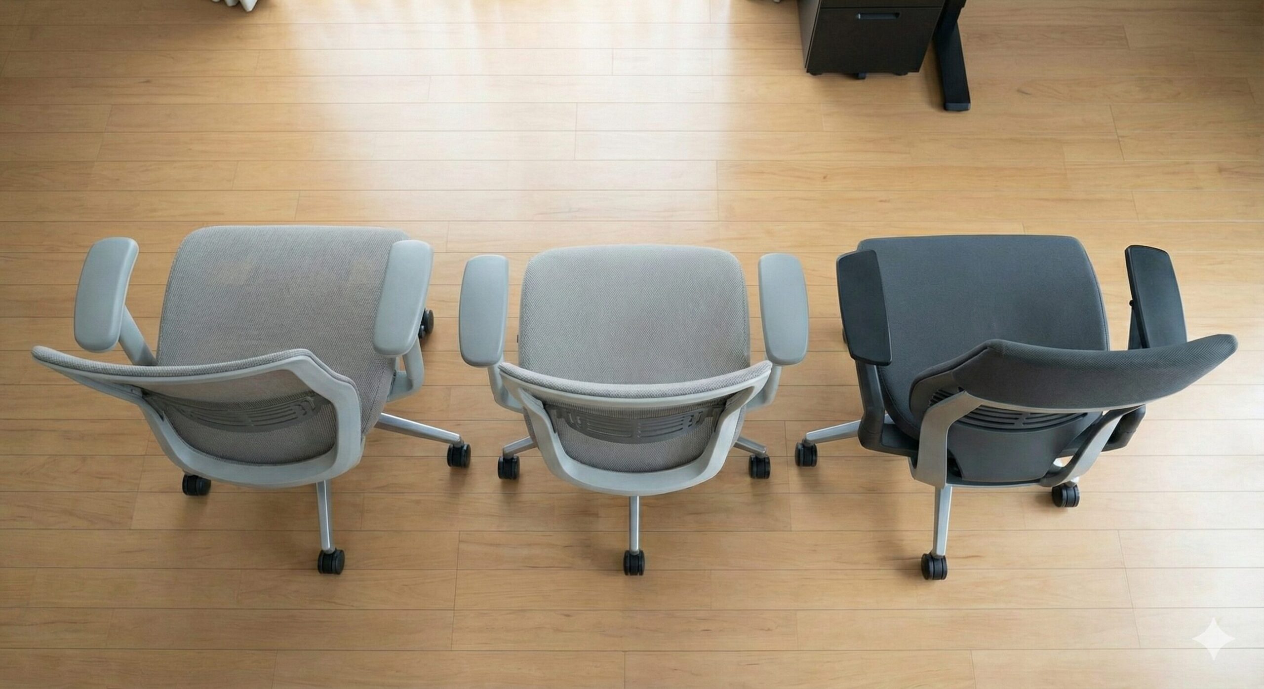 最新の高級ワークチェア数種類を並べて比較している様子